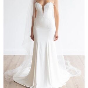 Elegant Ivory Strapless Wedding Dress
